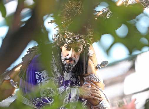 El rostro de Jesús de la Justicia se enmarca con los árboles del Paseo de la Sexta. Óscar Rivas. 