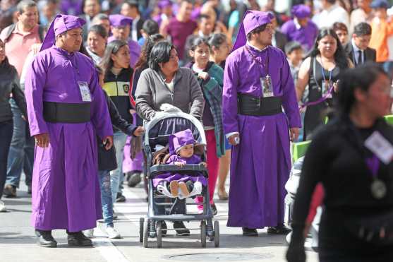 Los domingos de Cuaresma se disfrutan en familia y con la túnica morada que identifica a los devotos. Foto Prensa Libre: Óscar Rivas