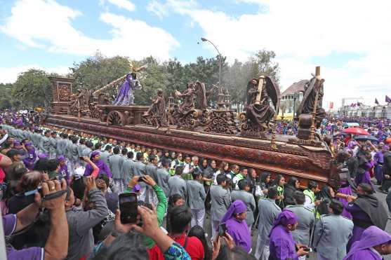 La procesión es llevada en hombros por 112 personas, antes era llevada por 150 y fue conocida como la procesión más grande del mundo. Foto Prensa Libre: Óscar Rivas