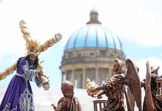 Frente a la imagen de Jesús estaba Juan, el evangelista, autor del Apocalipsis. Foto Prensa Libre: Óscar Rivas