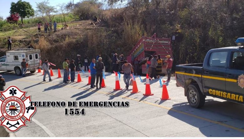 Autoridades resguardan el lugar del accidente en San Andrés Sajcabajá, Quiché. (Foto Prensa Libre: Bomberos Municipales Departamentales).
