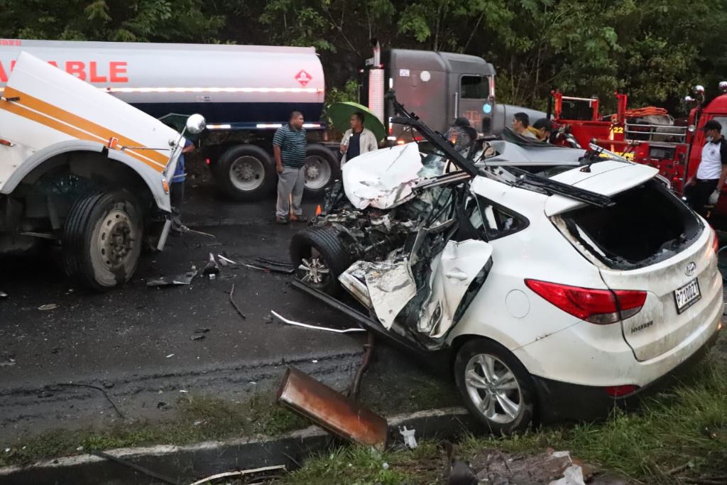 El vehículo en el que se conducían las víctimas quedó totalmente destruido. (Foto Prensa Libre: Dony Stewart)