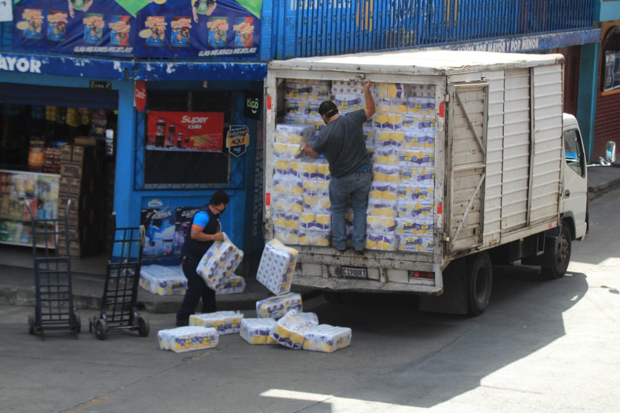 Camión abastece papel higiénico, el producto más comprado la semana pasada. (Foto Prensa Libre: Byron García)