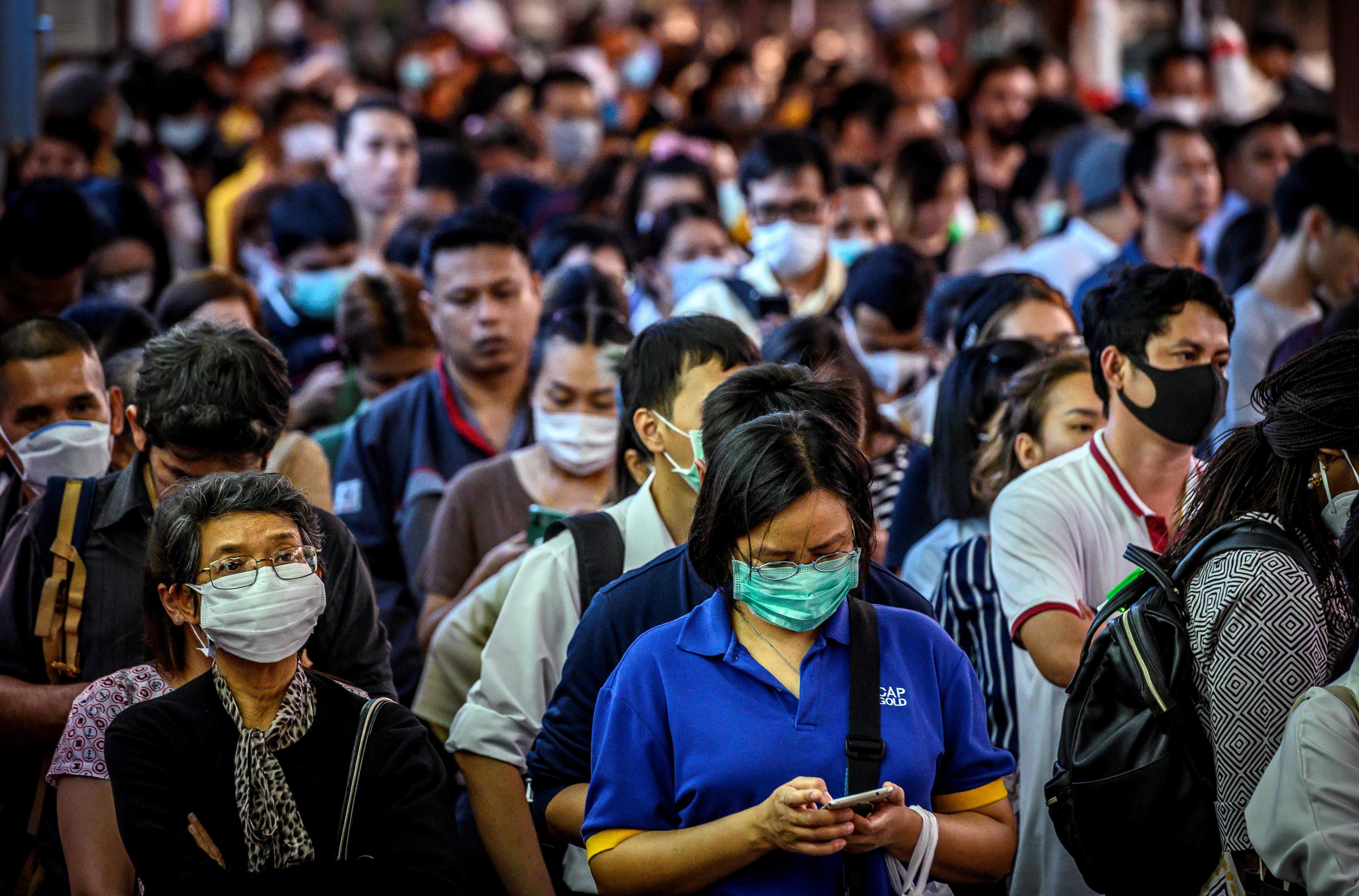 Millones de personas utilizan mascarilla en todo el mundo para evitar el contagio. (Foto Prensa Libre: AFP)