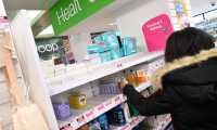 A picture shows empty shelves where antibacterial hand sanitiser gels have sold out, in a drug store in London on March 3, 2020. - Up to one fifth of employees could be off work in Britain when the coronavirus outbreak peaks, the government said Tuesday outlining a new action plan. Britain had 51 confirmed cases of COVID-19 as of 9:00 am (0900 GMT), an increase of 12 in 24 hours, as Prime Minister Boris Johnson warned the count was "highly likely" to keep rising. (Photo by JUSTIN TALLIS / AFP)