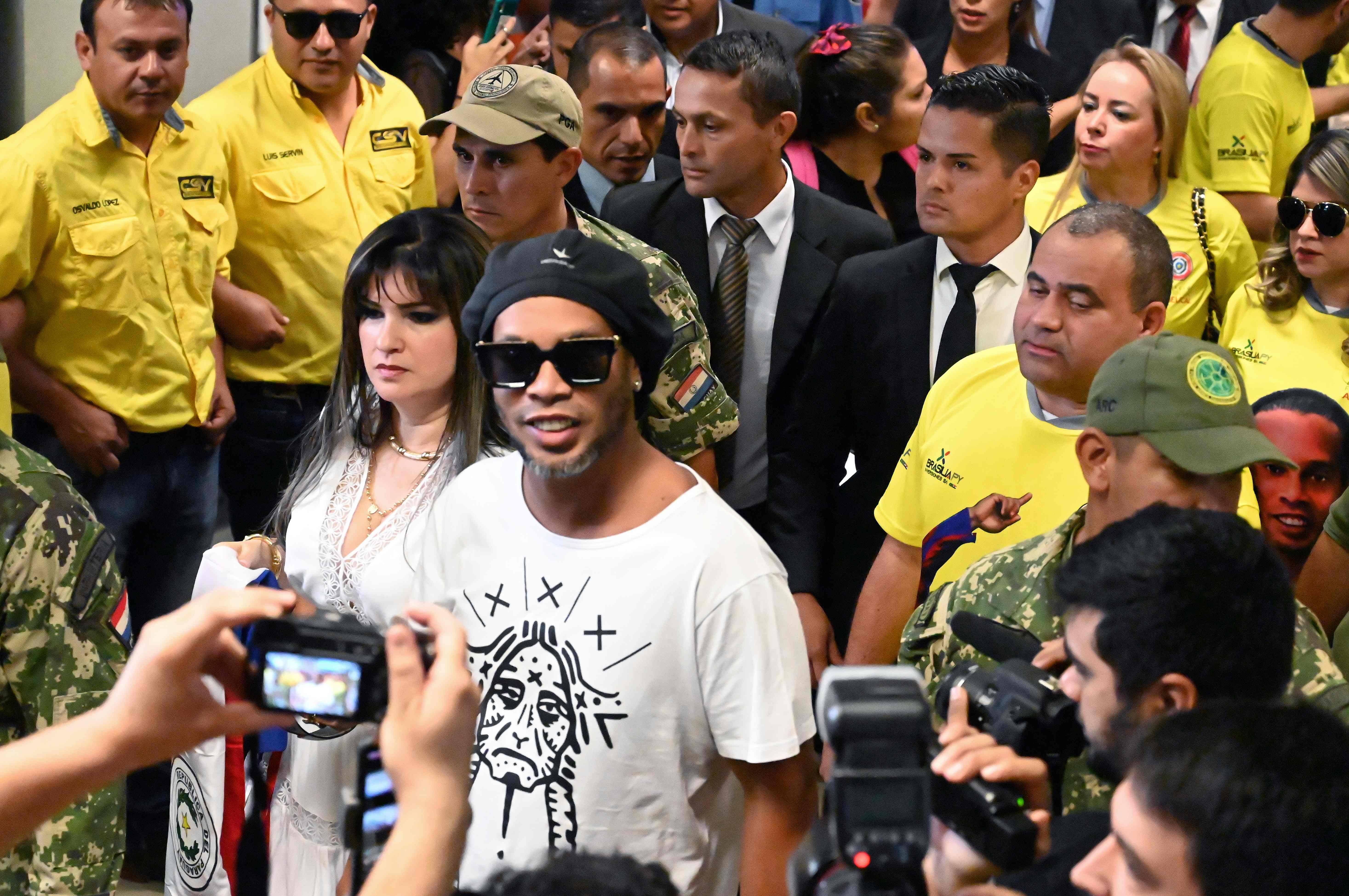 La exestrella del futbol de Brasil Ronaldinho Gaucho enfrenta un proceso judicial por supuesta falsificación de documentos. (Foto Prensa Libre: AFP)