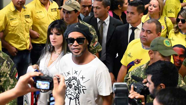 La exestrella del futbol de Brasil Ronaldinho Gaucho enfrenta un proceso judicial por supuesta falsificación de documentos. (Foto Prensa Libre: AFP)