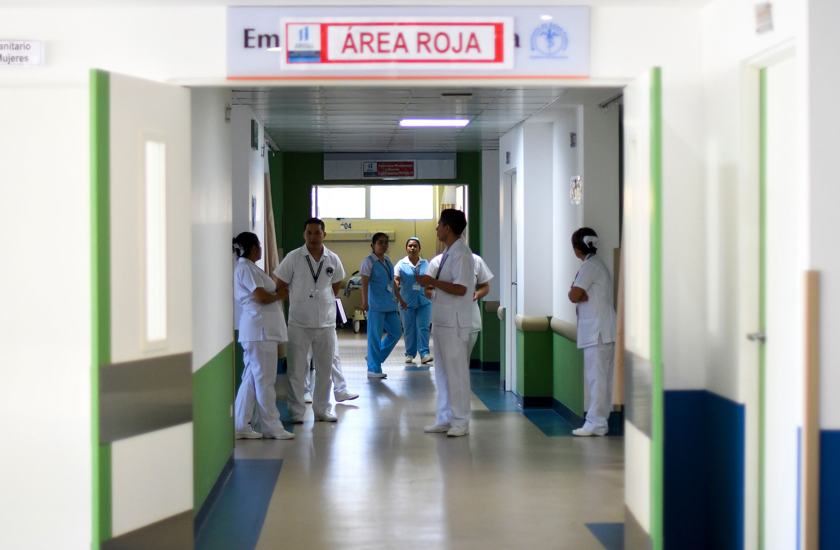 Un grupo de enfermeras permanece en el área roja designada para pacientes que puedan estar infectados con el nuevo coronavirus COVID-19 en el hospital Villa Nueva. (Foto Prensa Libre: AFP)