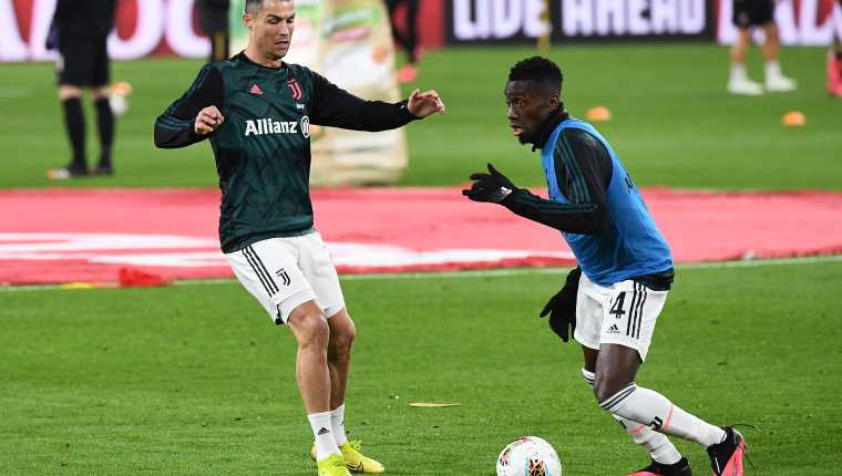 Blaise Matuidi (derecha) y Cristiano Ronaldo en una práctica de la Juventus. (Foto Prensa Libre: AFP) 