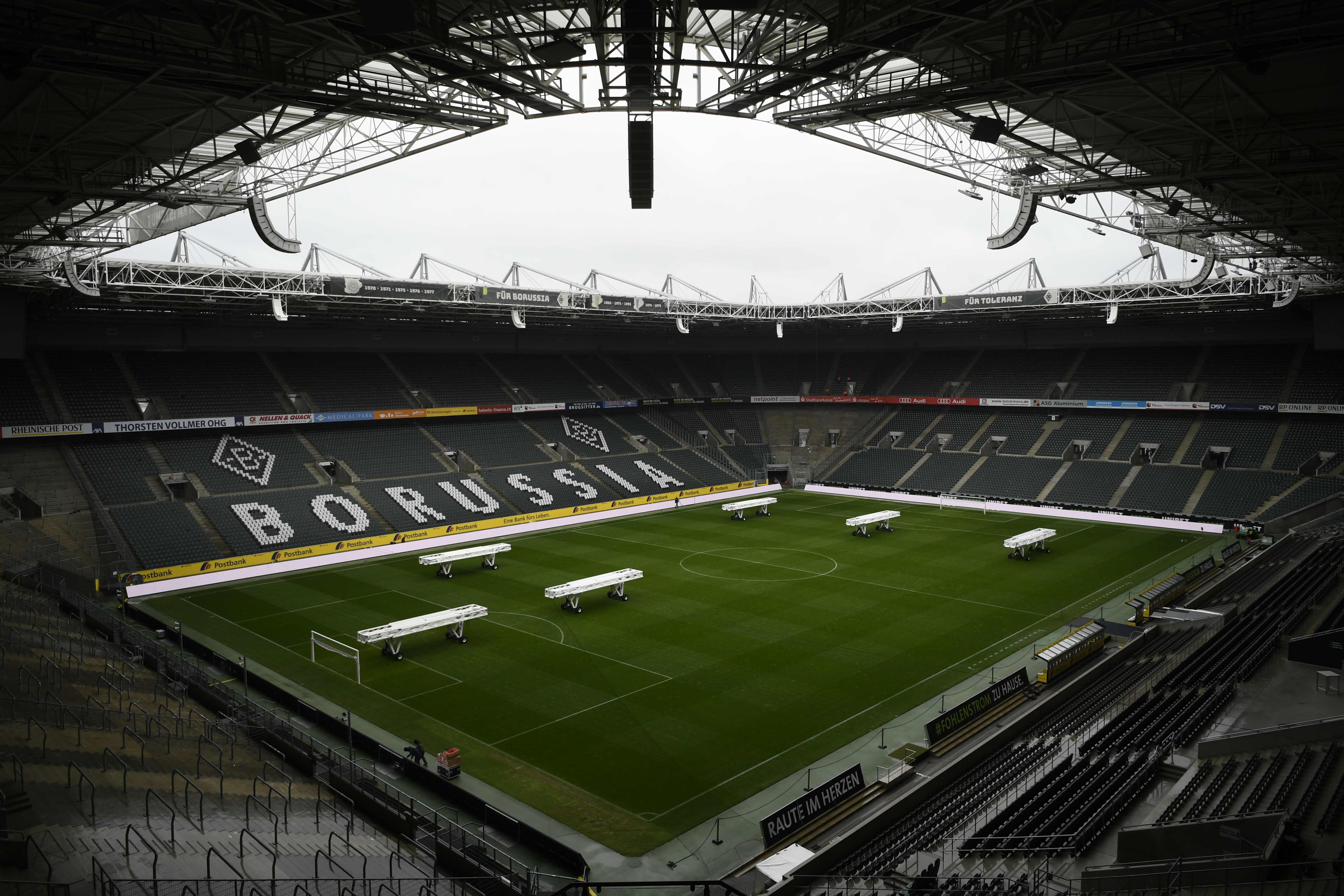 Los futbolistas y cuerpo técnico se han unido para ayudar a los trabajadores del Borussia Mönchengladbach. (Foto Prensa Libre: AFP)