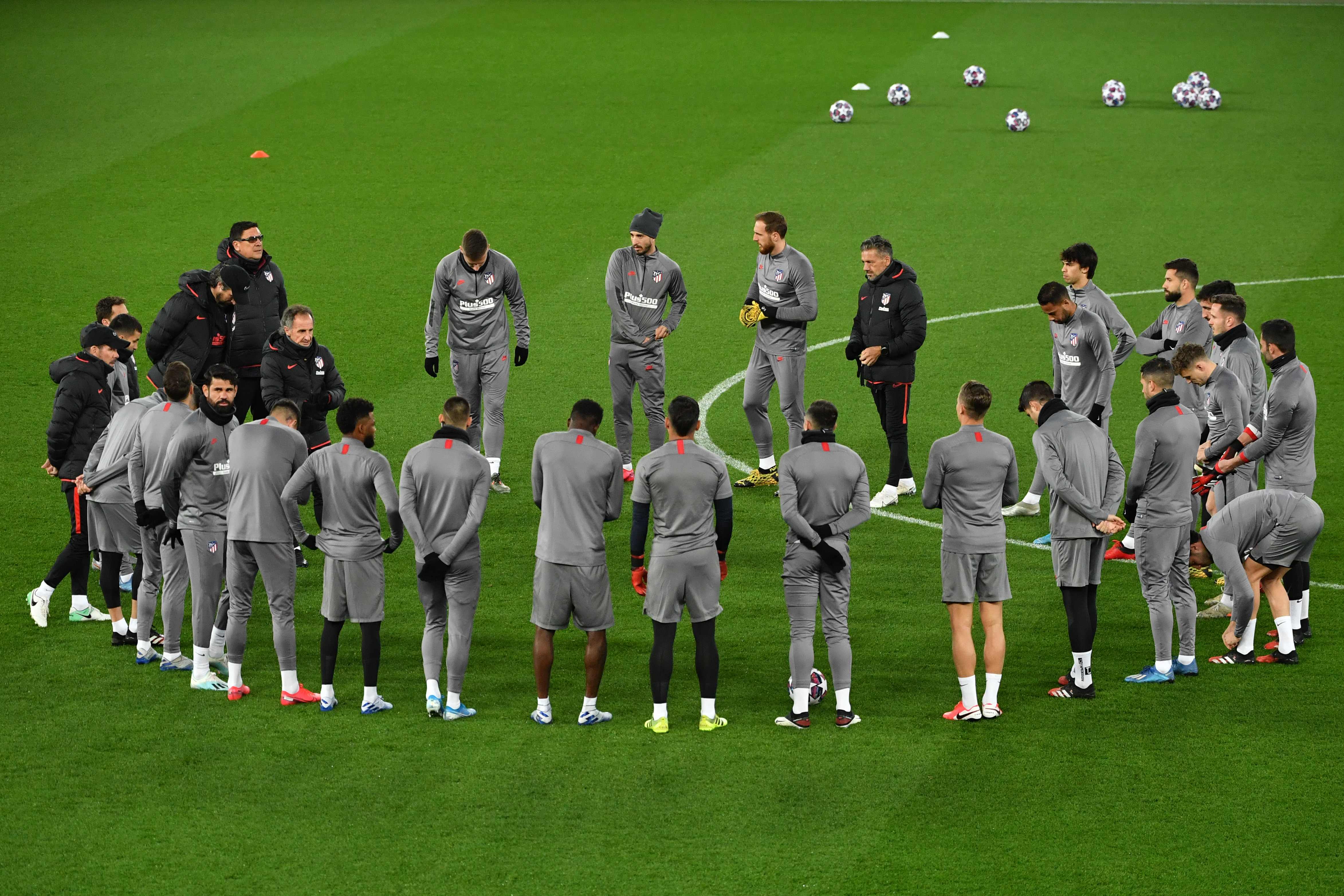 Jugadores del Atlético Madrid se preparan para el juego contra el Liverpool. (Foto Prensa Libre: AFP)