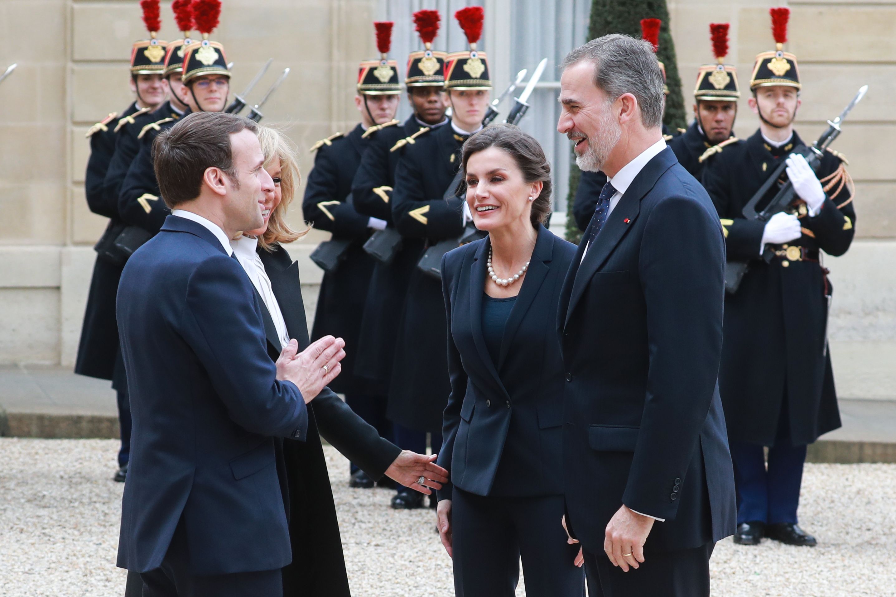 La reina Letizia y el rey Felipe VI de España son recibidos por Brigitte Macron y Emmanuel Macron de Francia. (Foto Prensa Libre: AFP)