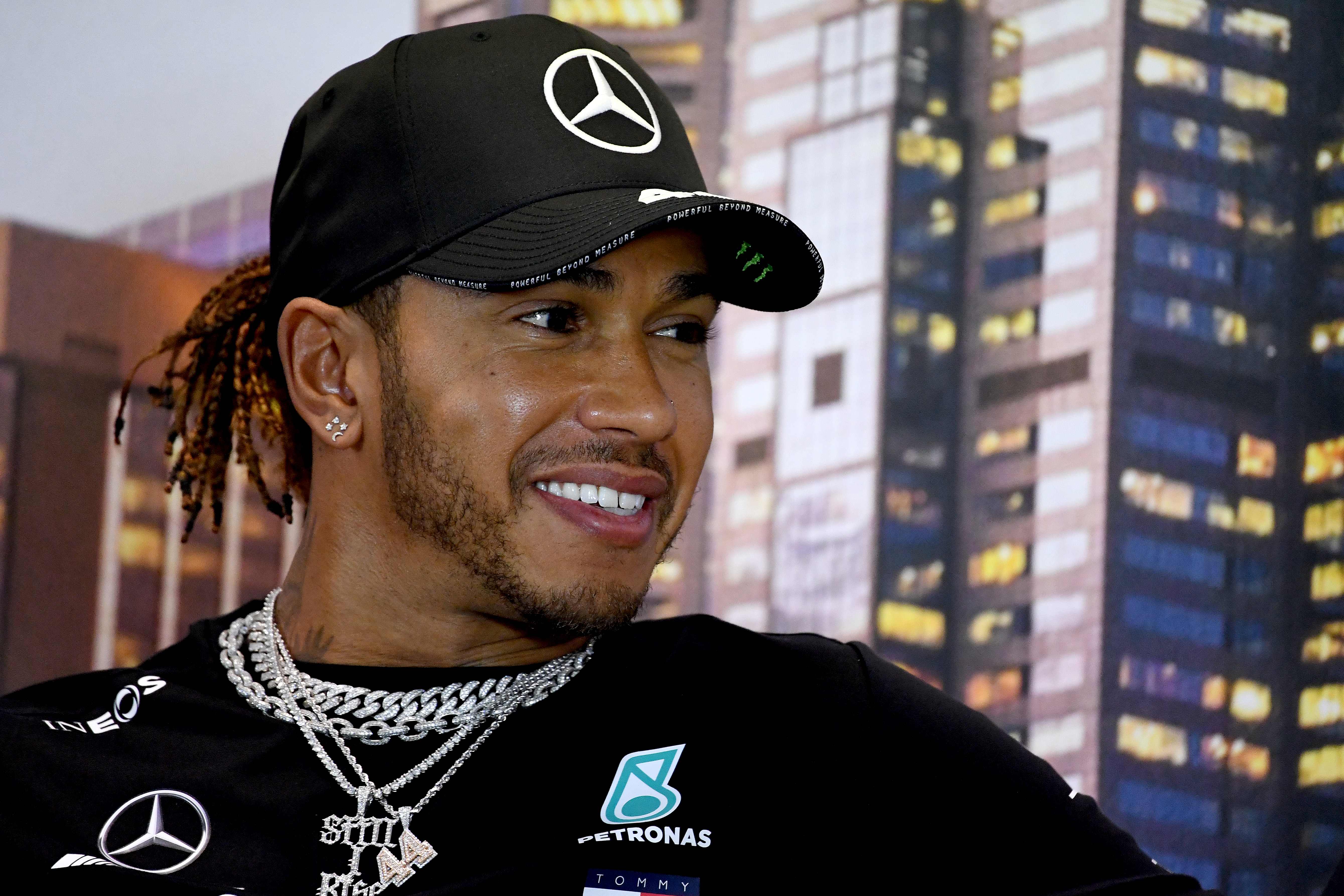  Lewis Hamilton afirmó que se encuentra bien ante temores del nuevo coronavirus. (Fot Prensa Libre: AFP) 