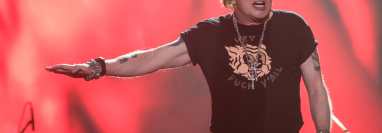 Durante más de tres décadas como parte del show de Guns N' Roses se tiraba el micrófono para que el público se quedara con este recuerdo. 
 (Foto Prensa LIbre: AFP)