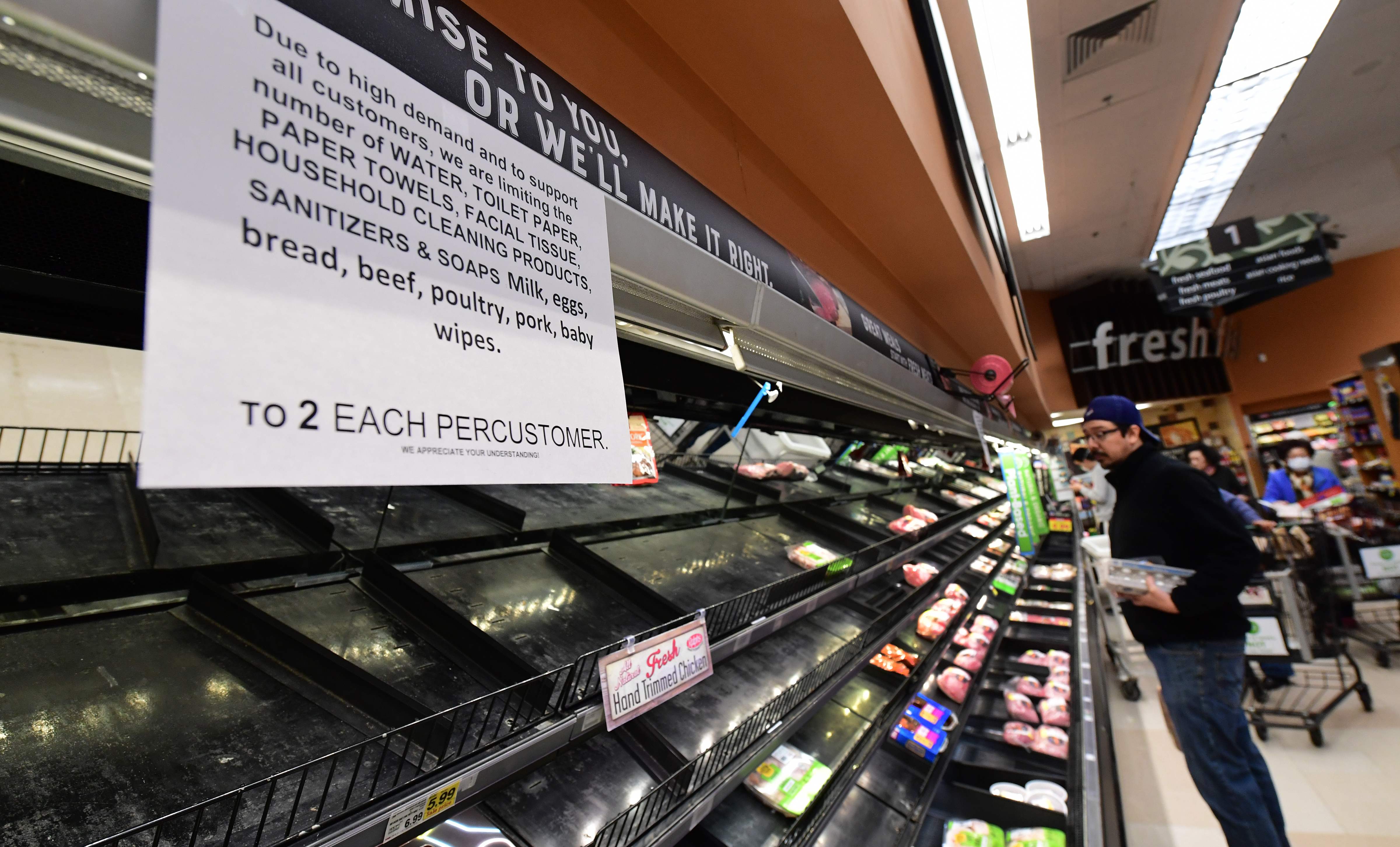 Un letrero advierte a los clientes en una tienda de Los Ángeles de que solo pueden llevar dos artículos ante la demanda masiva de productos desde que se declaró la emergencia de Covid-19. (Foto Prensa Libre: AFP)