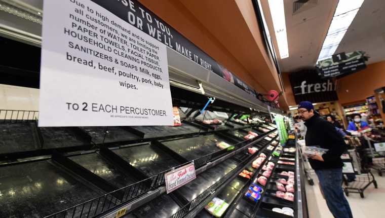 Un letrero advierte a los clientes en una tienda de Los Ángeles de que solo pueden llevar dos artículos ante la demanda masiva de productos desde que se declaró la emergencia de Covid-19. (Foto Prensa Libre: AFP)