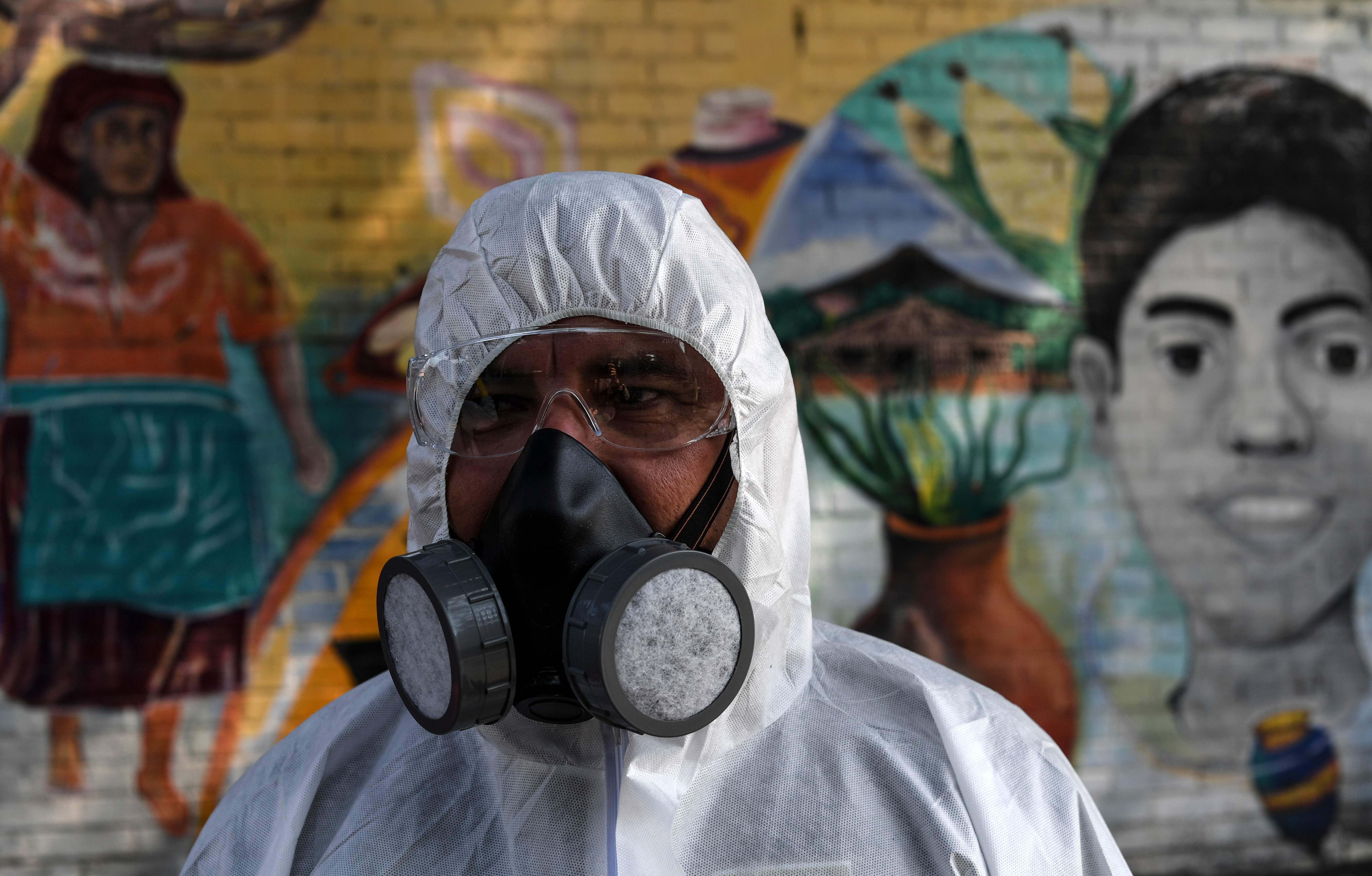Un trabajador municipal de El Salvador participa en actividades de control para prevenir la llegada del coronavirus (covid-19) a El Salvador. (Foto Prensa Libre: AFP)