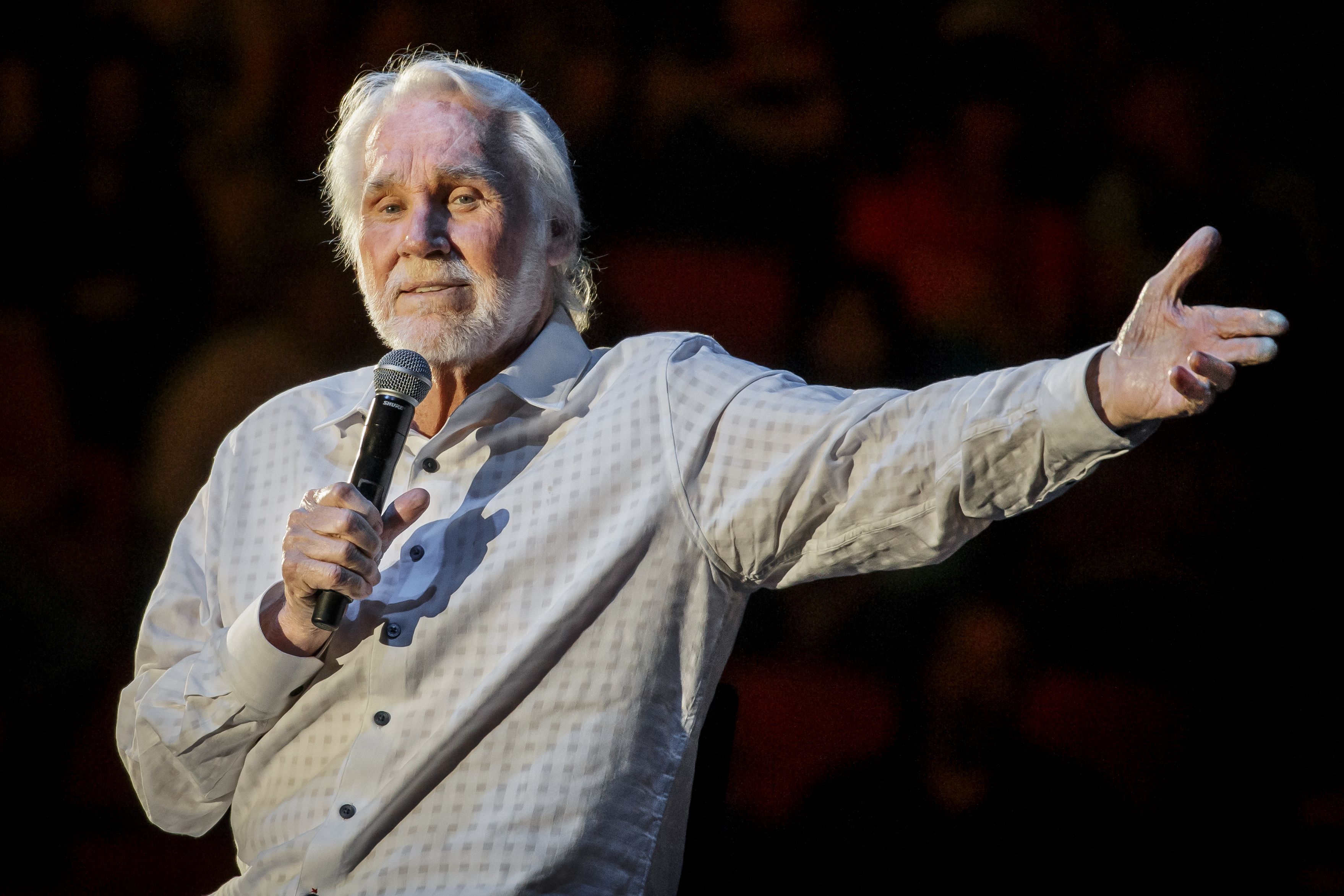  Kenny Rogers actuando en concierto en su 'Farewell Tour' durante Rodeo Austin en el Travis County Expo Center en Austin, Texas. (Foto Prensa Libre: AFP)