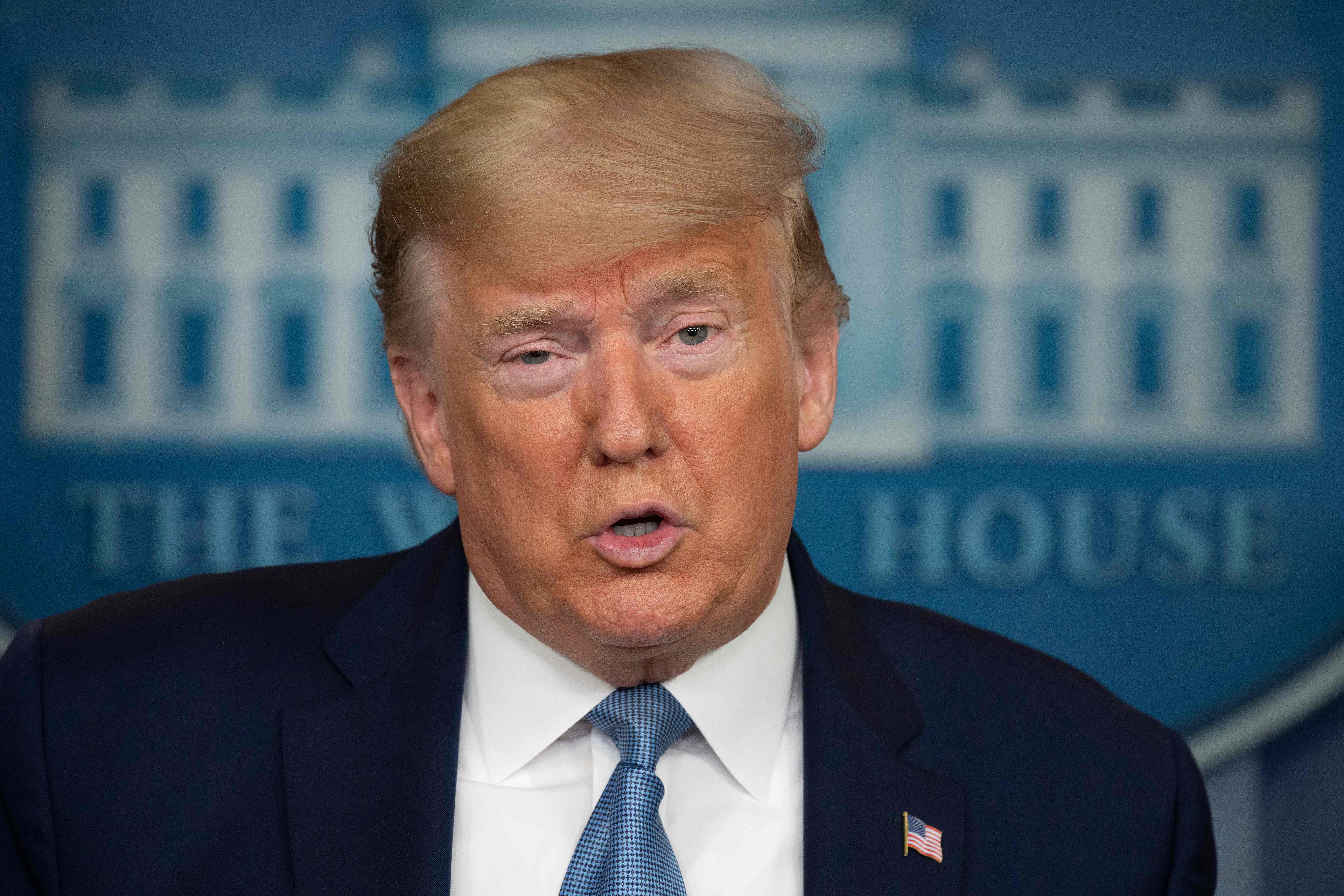 Donald Trump autorizó a fabricantes de vehículos a hacer ventiladores ante la creciente demanda de estos equipos por casos de coronavirus. (Foto Prensa Libre: AFP)