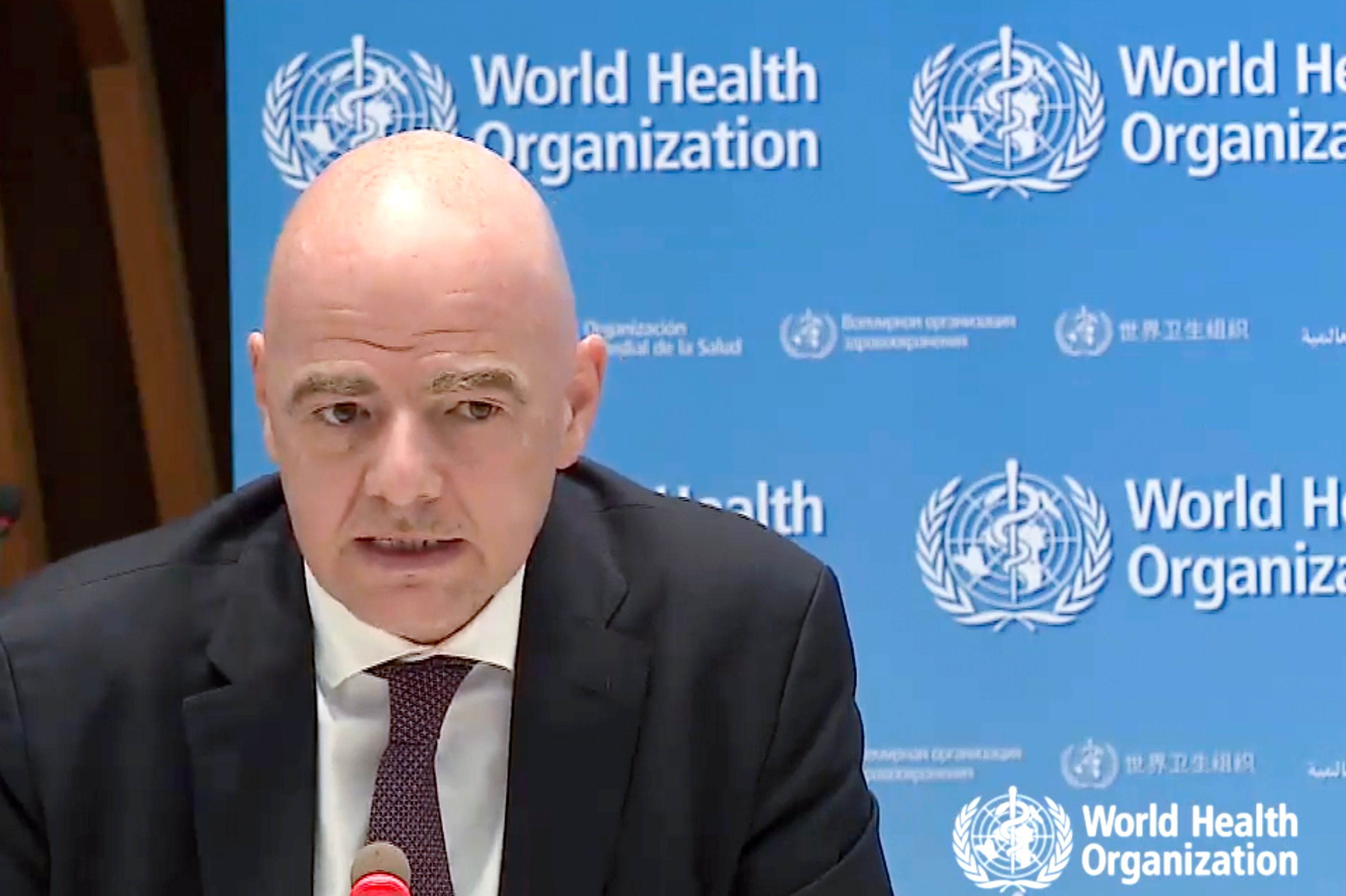 Gianni Infantino, presidente de la Fifa, no quiere hablar de reanudar el futbol, sino de proteger las vidas. (Foto Prensa Libre: AFP)