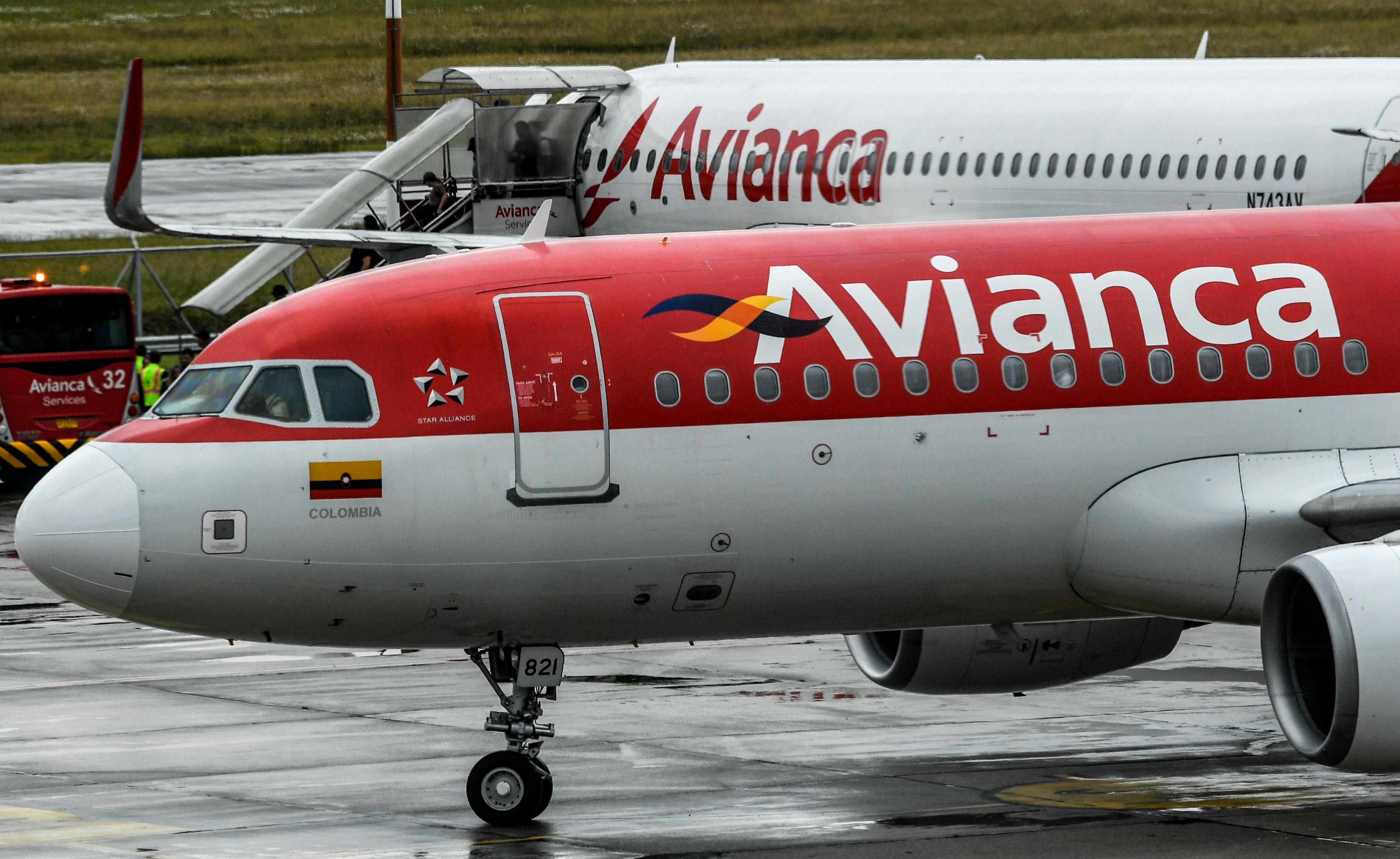 Aviones de la empresa Avianca en la pista del Aeropuerto Internacional El Dorado de Bogotá, Colombia. Foto Prensa Libre: AFP 