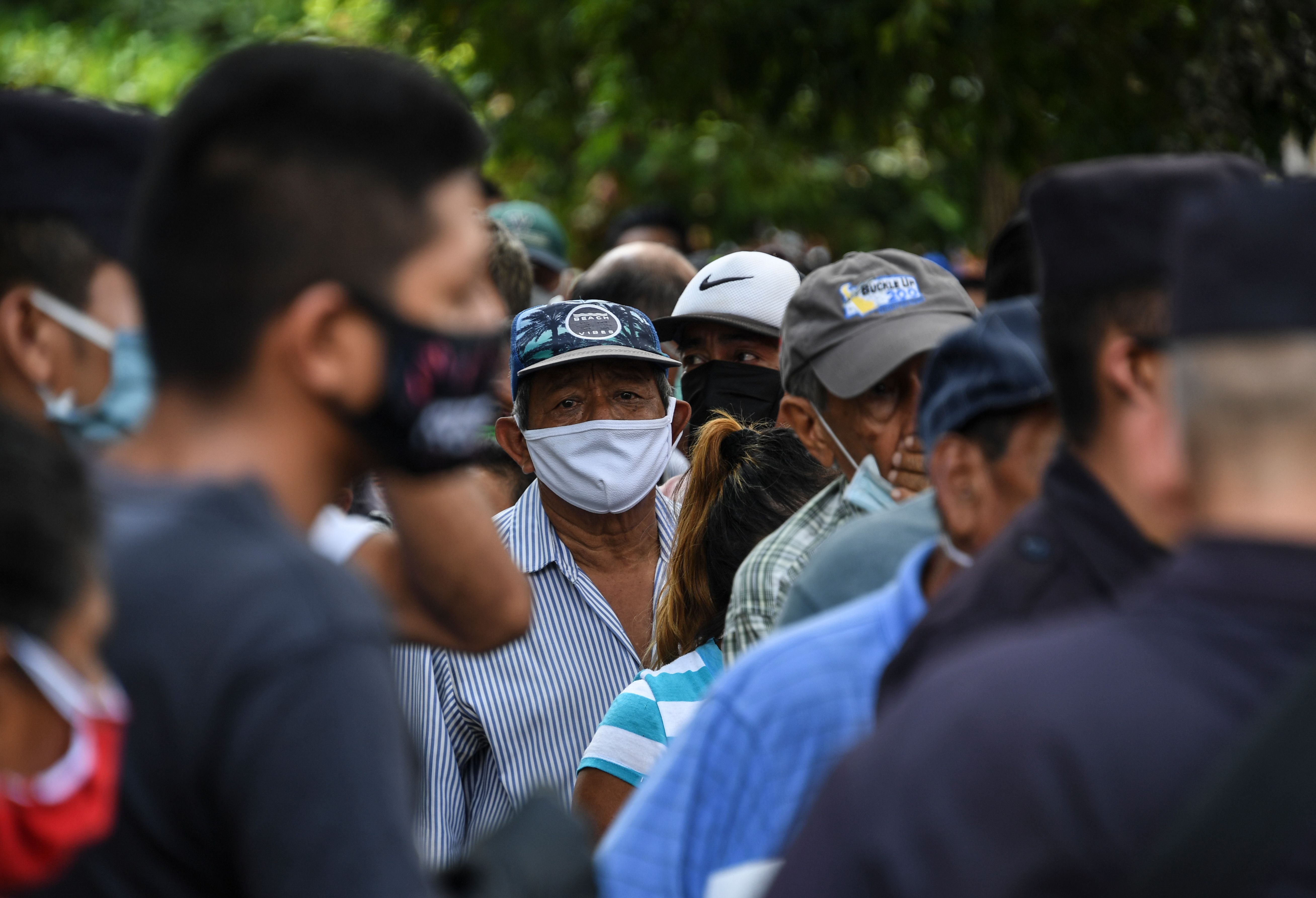 Personas en El Salvador tramitan ayuda por coronavirus