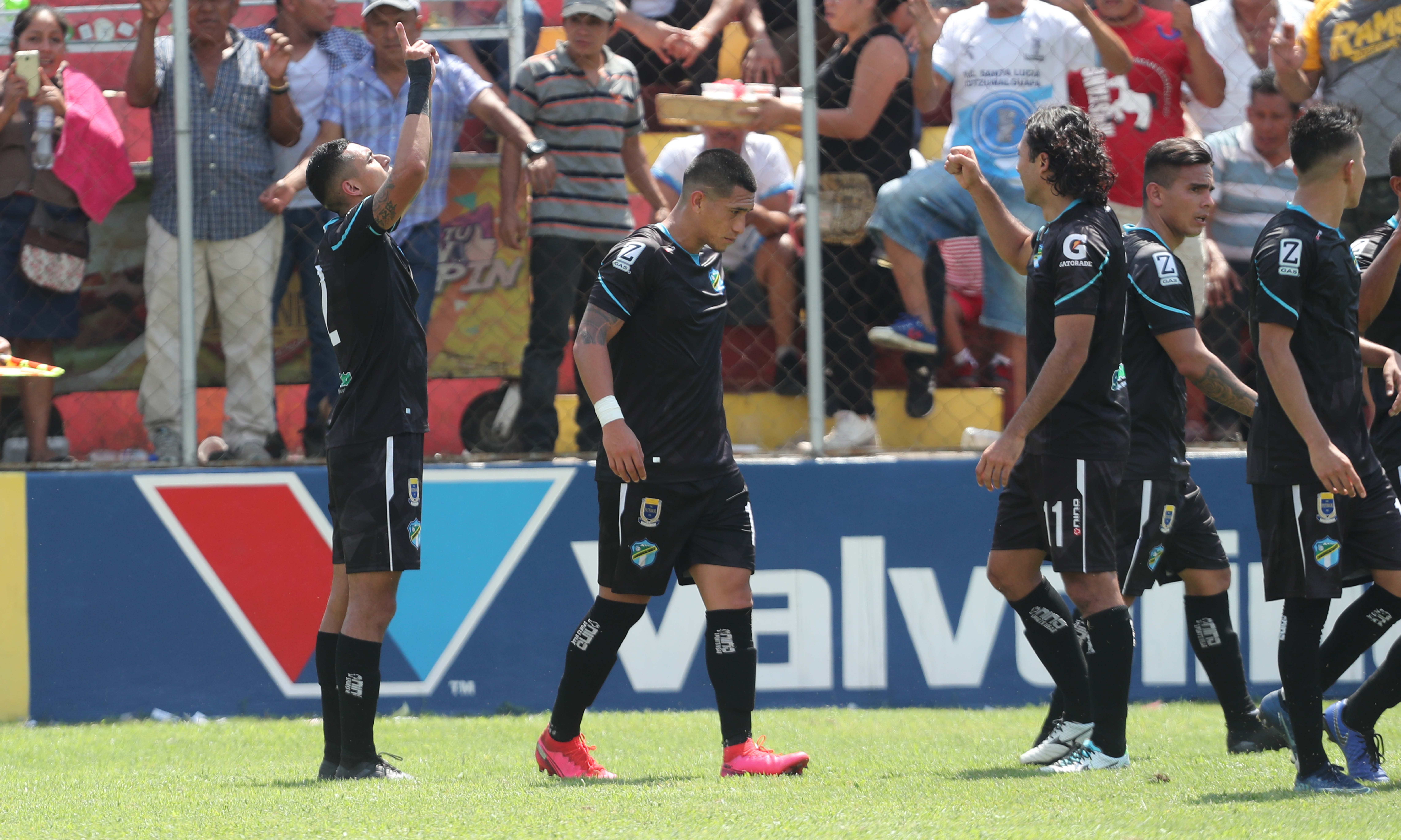 Jorge Aparicio (izquierda) fue la principal figura del juego para los albos. Anotó un doblete. (Foto Prensa Libre: Norvin Mendoza)