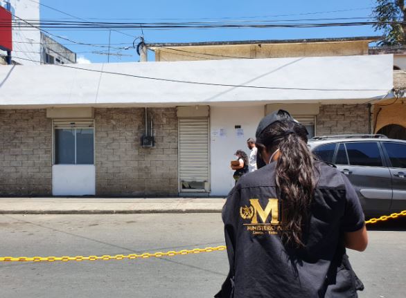 Investigadores reúnen indicios frente al banco que fue objeto de asalto en Barberena, Santa Rosa. (Foto Prensa Libre: Oswaldo Cardona) 