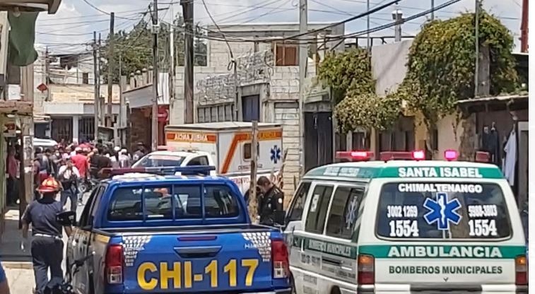 Bomberos y agentes de la Policía Nacional Civil resguardan el lugar donde quedaron los dos cadáveres en Chimaltenango. (Foto Prensa Libre: Hemeroteca PL) 