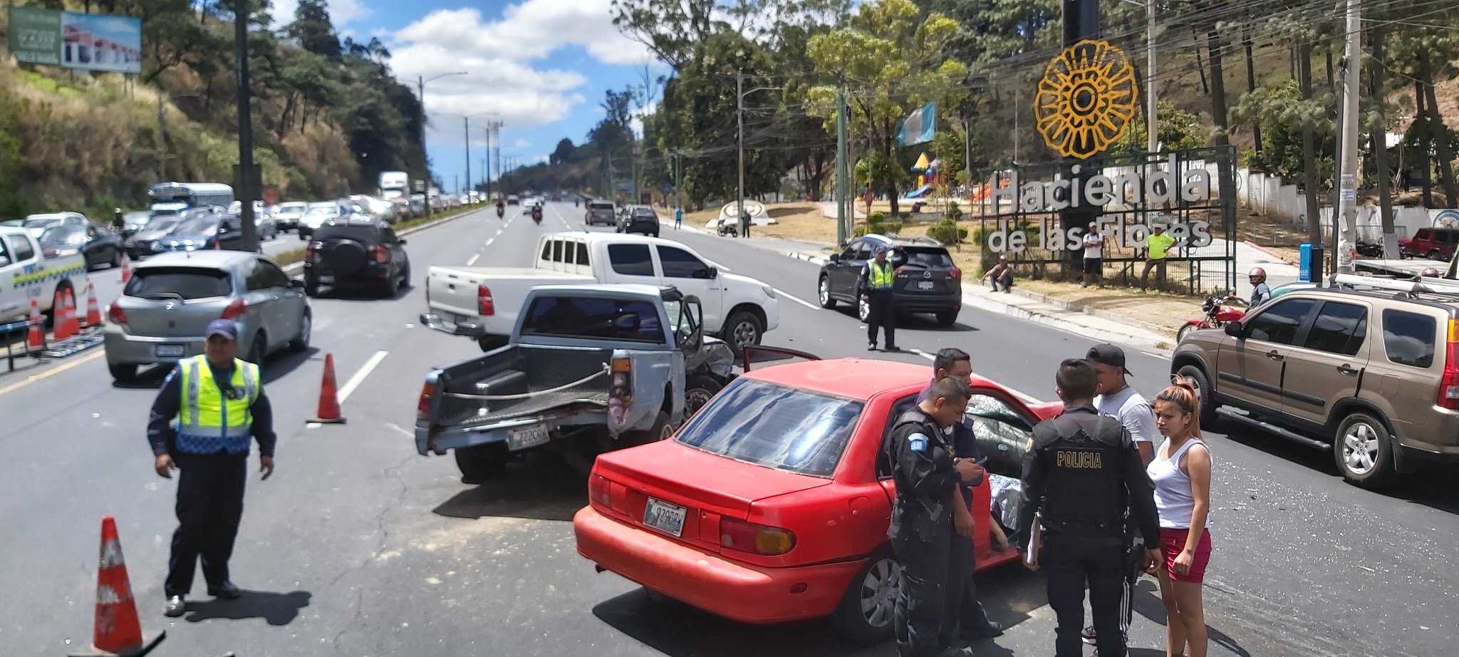 El accidente en el km 14 de la ruta al Pacífico complica el tránsito en Villa Nueva y Mixco. (Foto Prensa Libre: PMT Villa Nueva)