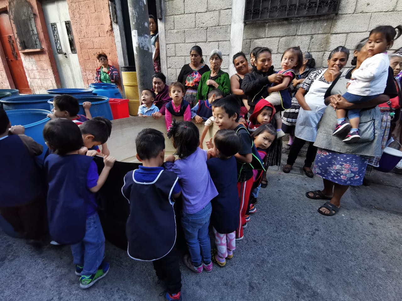 Niños y padres de familia que se benefician con una guardería exigen a las autoridades solucionar la falta de agua. (Foto Prensa Libre: María René Barrientos)