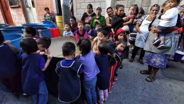 Niños y padres de familia que se benefician con una guardería exigen a las autoridades solucionar la falta de agua. (Foto Prensa Libre: María René Barrientos)