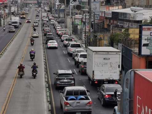 Amilcar Montejo, intendente de Tránsito de la Municipalidad de Guatemala, indicó que en la Aguilar Batres se habilitó el carril del Transmetro para que lo utilizaran los pilotos. Foto Prensa Libre:  María Reneé Barrientos