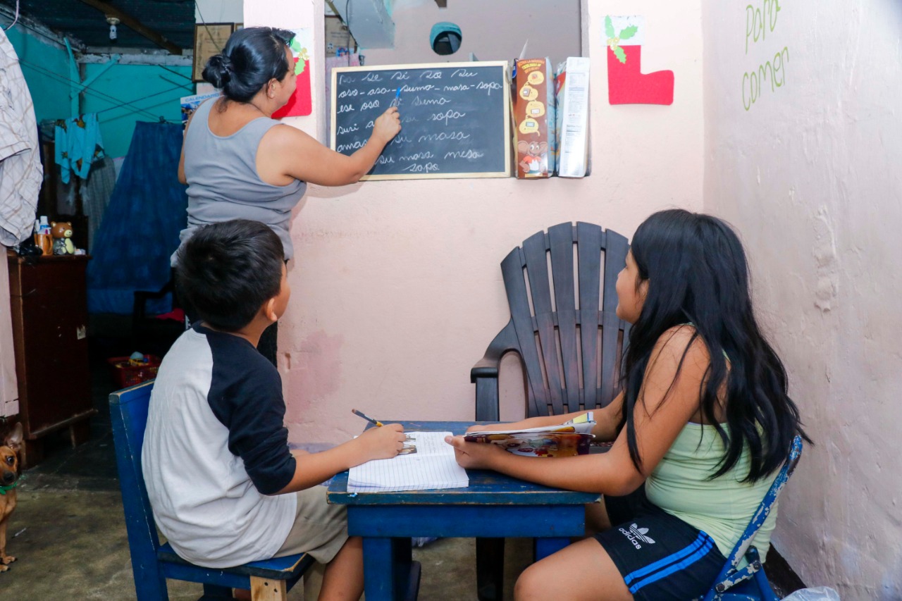 Lilian López imparte clases a sus hijos, en Retalhuleu, debido a que los centros educativos se encuentran cerrados. (Foto Prensa Libre: Rolando Miranda)