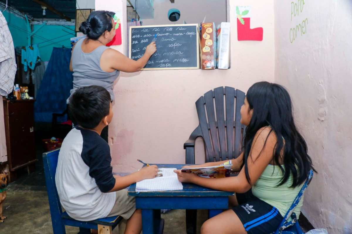 Lilian López imparte clases a sus hijos, en Retalhuleu, debido a que los centros educativos se encuentran cerrados. (Foto Prensa Libre: Rolando Miranda)