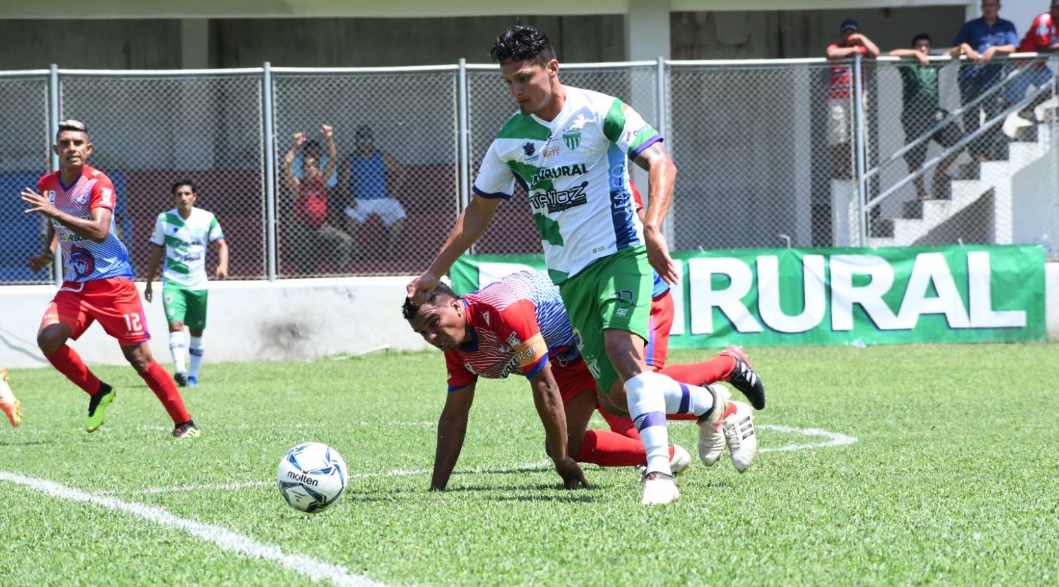 Jairo Arreola de Antigua domina el balón frente a Iztapa. (Foto Prensa Libre: Antigua GFC)
