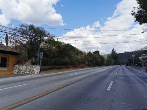 El ingreso a la Antigua Guatemala pudo observarse sin vehículos la tarde de este sábado. Foto Prensa Libre: María Reneé Barrientos