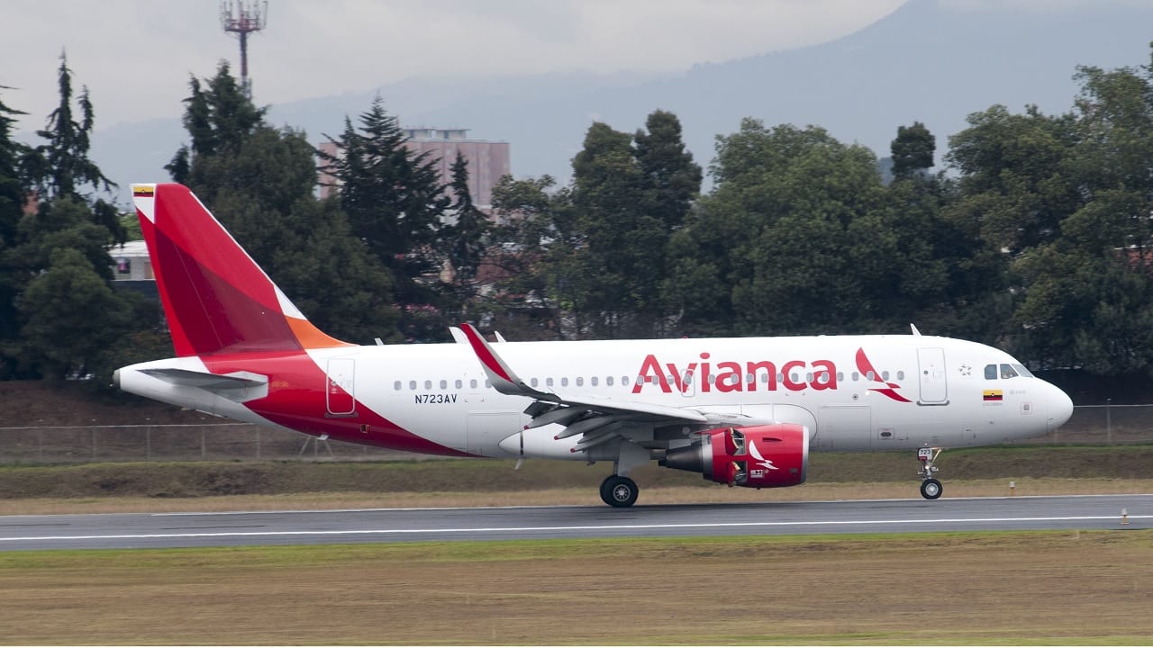 Avianca dijo que espera retomar de forma paulatina sus vuelos nacionales el día 13 de abril y los internacionales a partir del 1 de mayo. (Foto Prensa Libre: Forbes)
