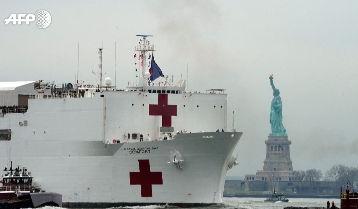 El barco hospital llega a Nueva York para enfrentar la pandemia del coronavirus. (Foto Prensa Libre: AFP)
