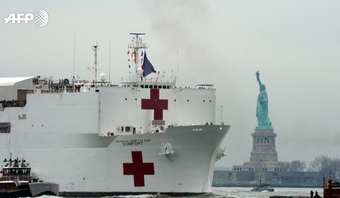 El barco hospital llega a Nueva para enfrentar la pandemia del coronavirus. (Foto Prensa Libre: AFP)