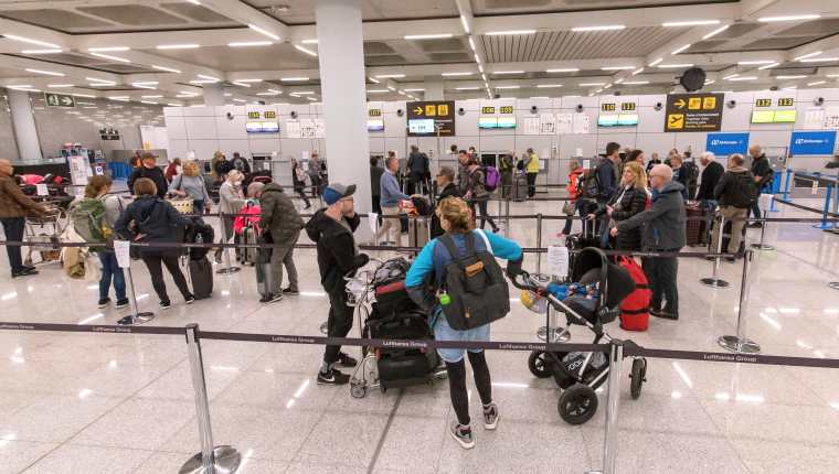 Las medidas tomadas por aerolíneas y aeropuertos, como el de Mallorca, España, afectan a a decenas de guatemaltecos en el mundo. (Foto Prensa Libre: EFE)
