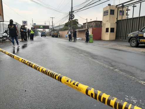 Un accidente dejó una persona fallecida en Boca del Monte, esto provocó largas filas de vehículos. Foto Prensa LIbre: Juan Diego González