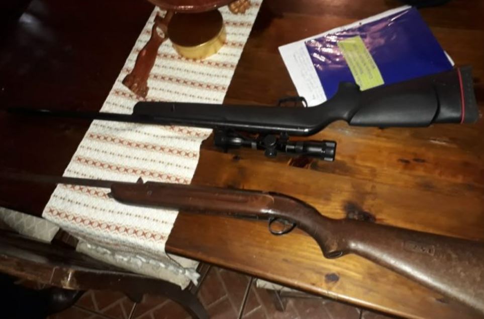 Armas decomisadas a capturados señalados de haber dado muerte a cuatro personas en Jutiapa. (Foto Prensa Libre: MP).
