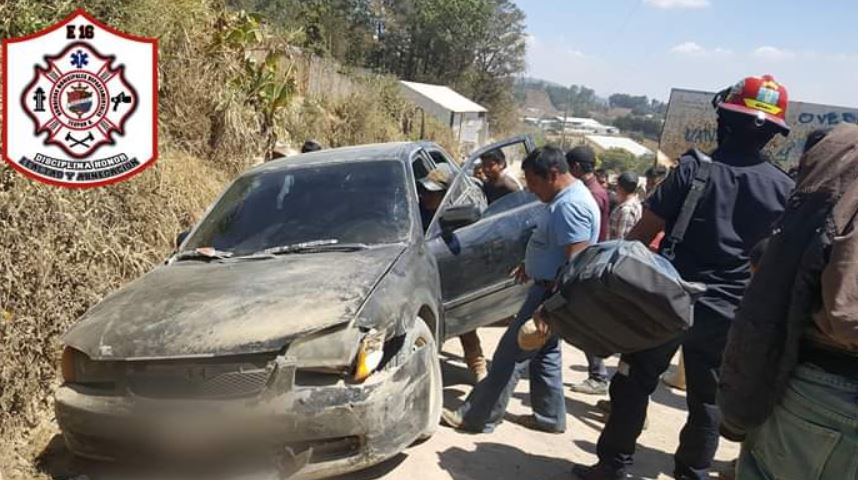 Vehículo que arrolló a cuatro estudiantes en San Juan Comalapa. (Foto Prensa Libre: Cortesía). 