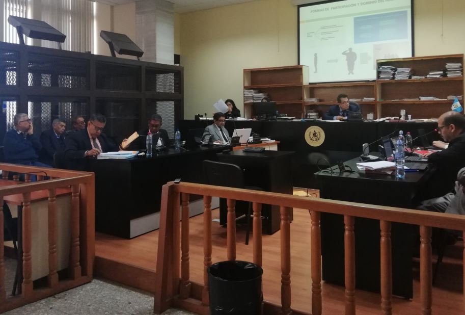 Sala donde se lleva a cabo la audiencia contra tres militares retirados señalados de genocidio en el área Ixil. (Foto Prensa Libre: Edwin Pitán).