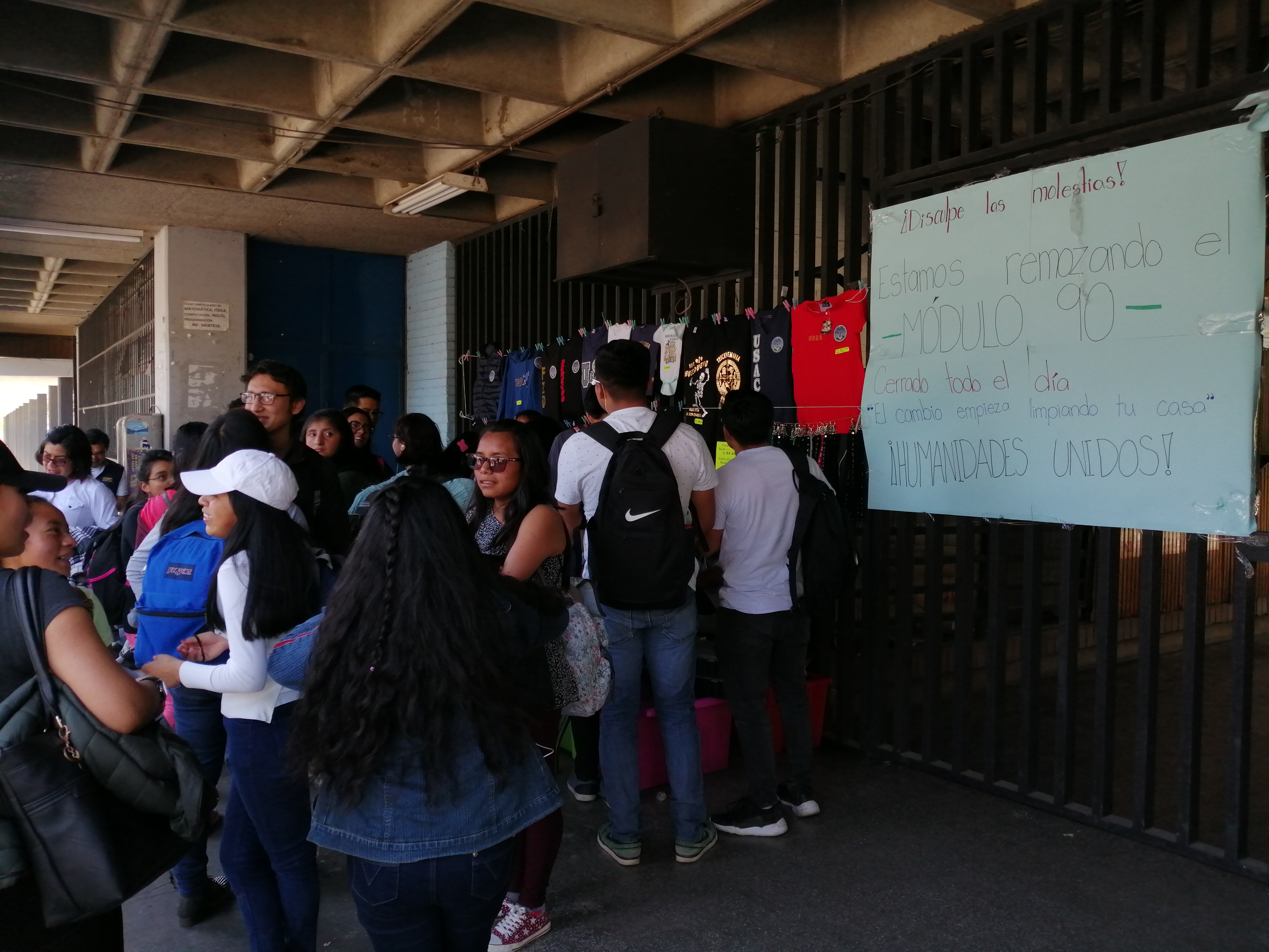 El cierre del modulo ocurrió este miércoles 4 de marzo, estudiantes llegaron por las actividades académicas. (Foto Prensa Libre: María Longo) 