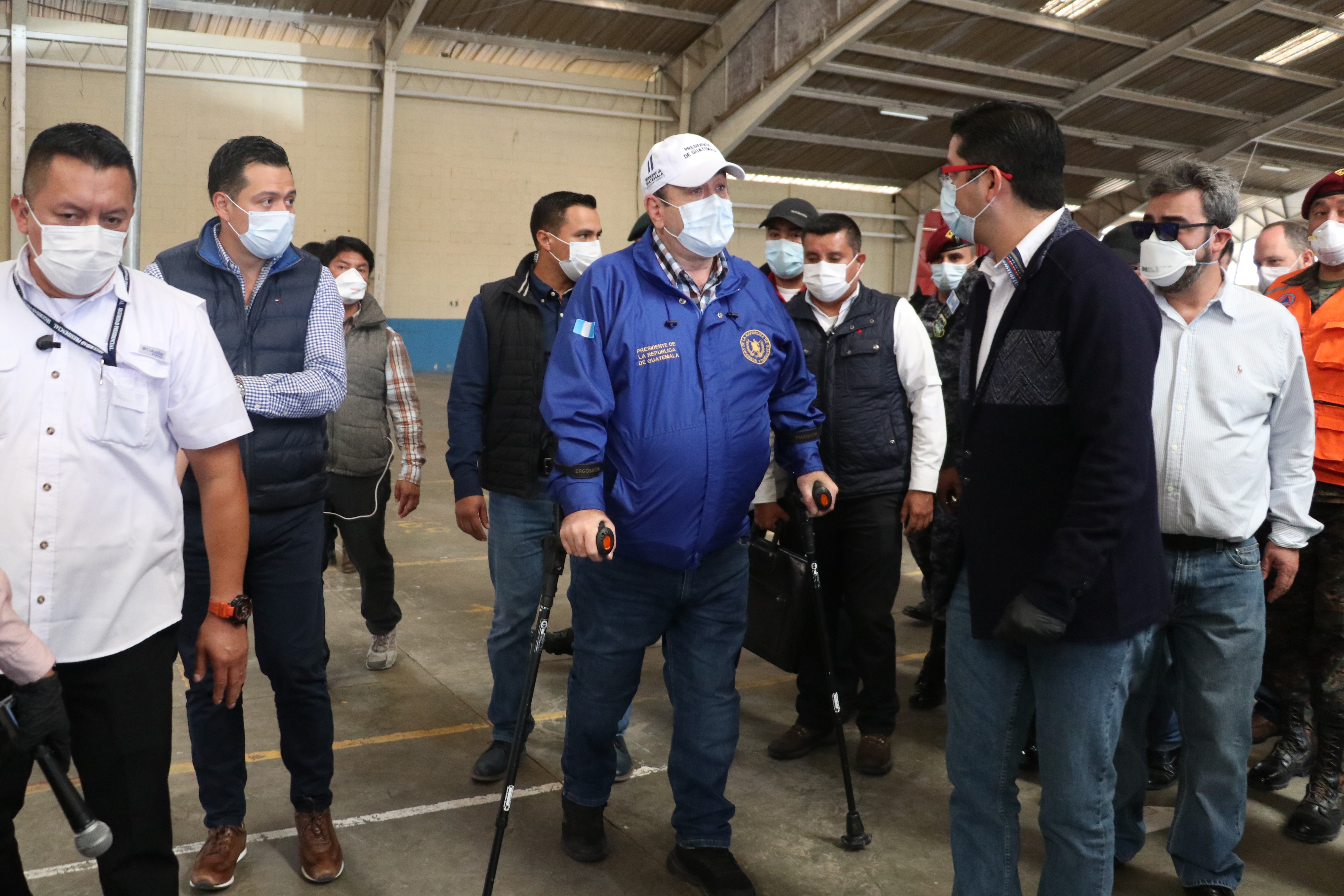Alejandro Giammattei supervisó las instalaciones del Centro de Ferias y Mercadeo de Xela, donde se creará el hospital temporal. (Foto Prensa Libre: Raúl Juárez)