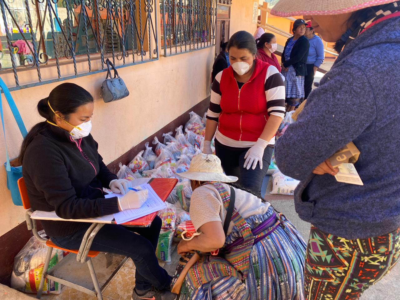 En Sibilia, Quetzaltenango, comenzó el miércoles la entrega de los alimentos de la refacción escolar, para que los niños reciban el beneficio en sus hogares durante la suspensión de clases. (Foto Prensa Libre: Raúl Juárez)
