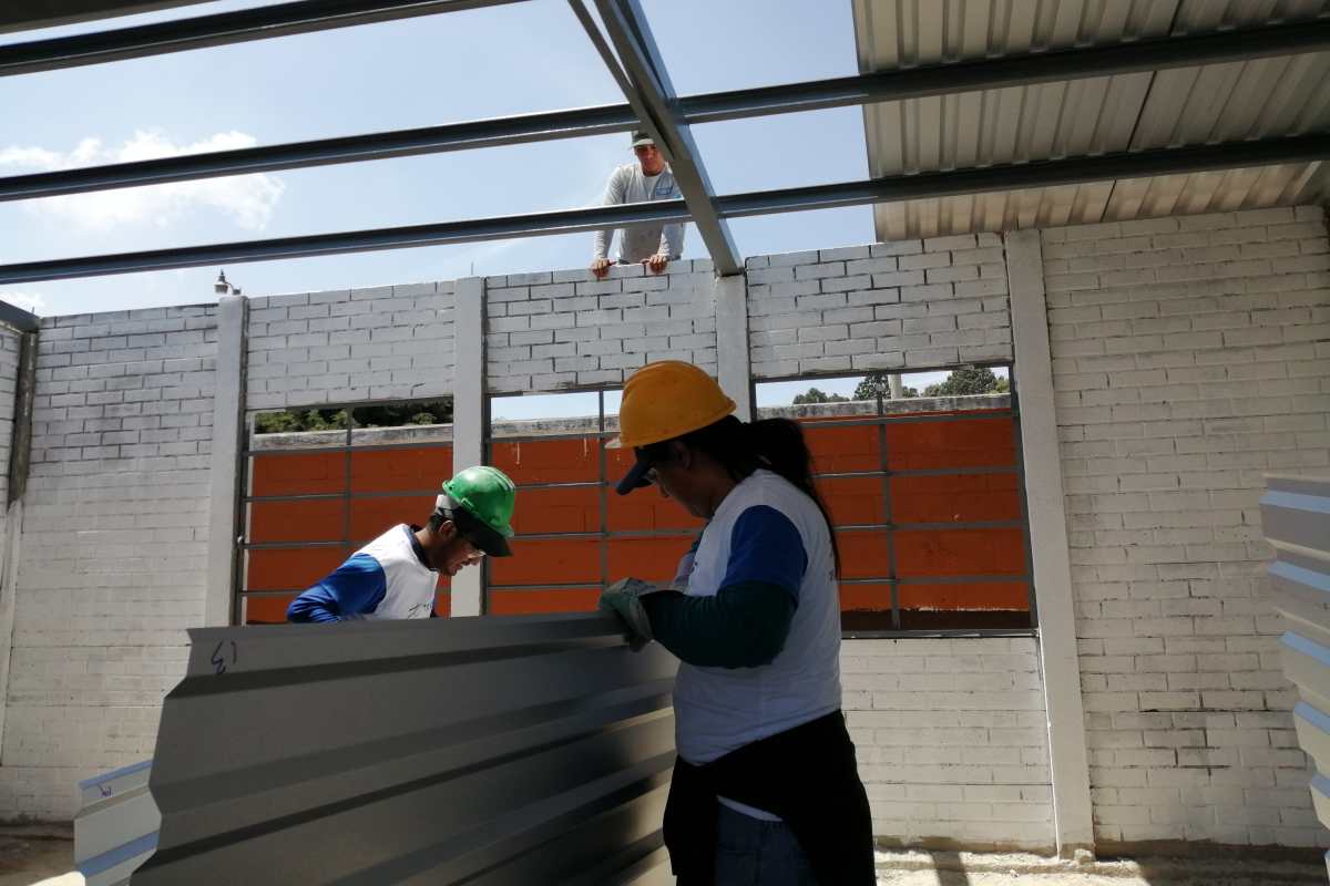 Los voluntarios ayudaron a una escuela que en la jornada vespertina tiene 640 alumnos. (Foto Prensa Libre: María Longo) 