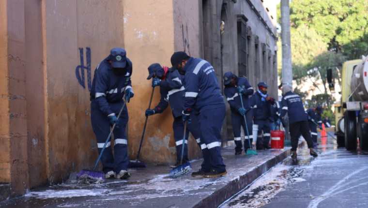 Empleados municipales de Xela limpian las calles del Centro Histórico. (Foto Prensa Libre: María José Longo)